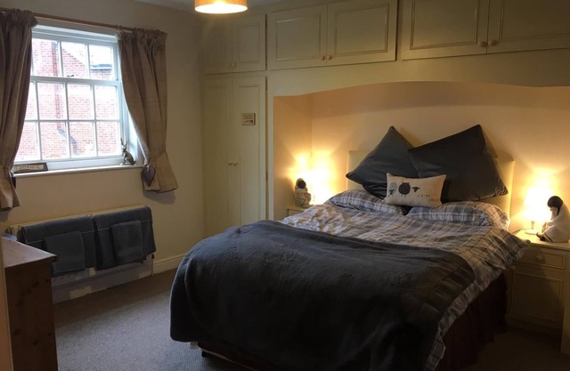 Belle chambre double et immense salle de bain dans une ferme confortable