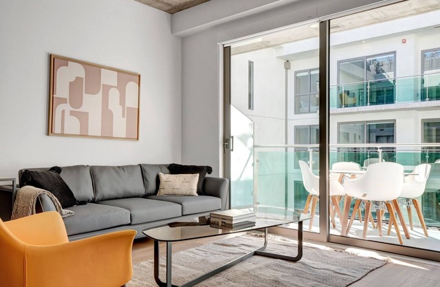 Lovely Downtown 1BR w/ Pool, Gym & W/D near Staples Center, by Blueground