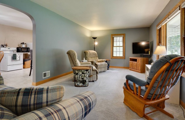 Lovely Eau Claire Home w/ Backyard!