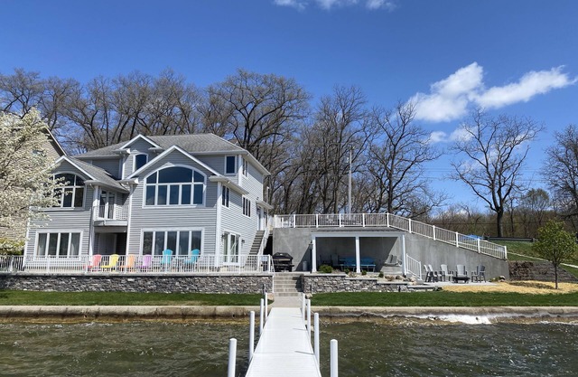 Belle maison familiale au bord du lac de 4000 pieds carrés, proche de Pokagon.