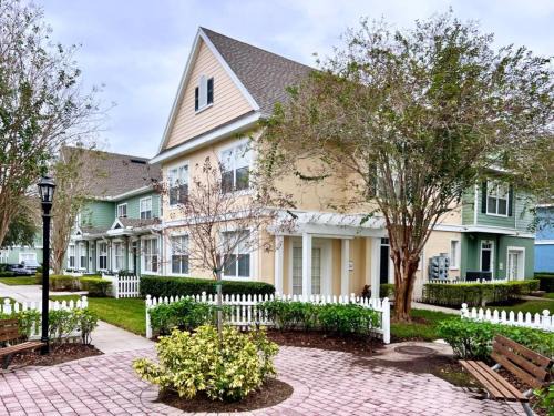 Lovely Family Townhome in Great Location-2200SCD townhouse