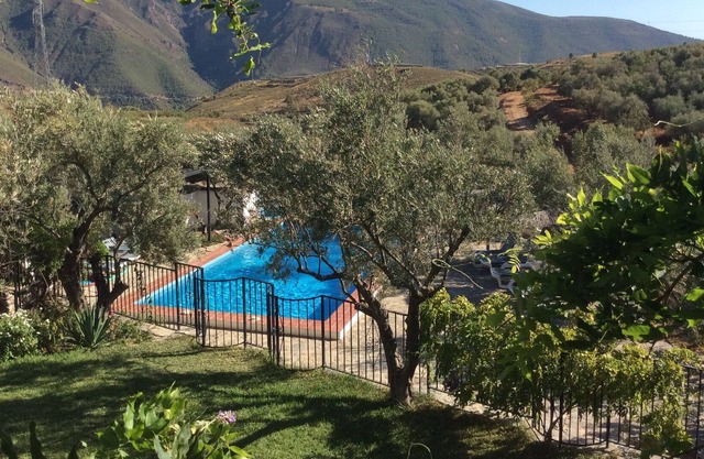 Maison rurale avec piscine clôturée, au milieu des oliviers, chambres en suite