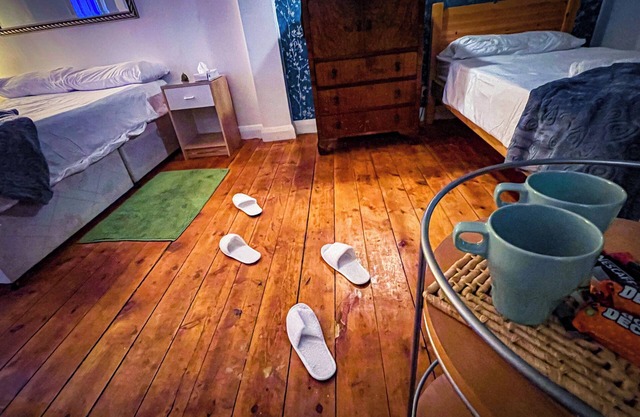 Lovely flat near train station and central london