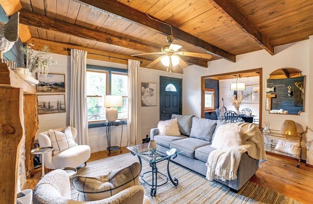 Lovely Gilbertsville Cabin w/ Patio, 4 Mi to Water
