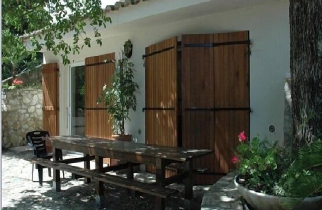Joli gîte au rez de chaussée dans un joli mas arboré et avec piscine