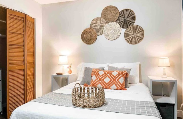 Lovely Guest Room in Refined Townhouse - No. 2