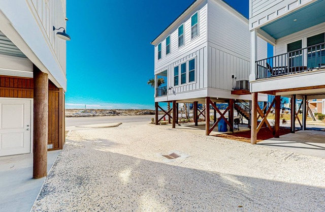 Lovely Gulf retreat with pool & stunning balcony views - walk to beaches & pier