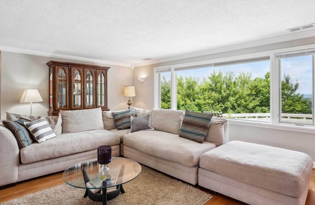 Lovely Hilltop Home: Louisville Living with a View
