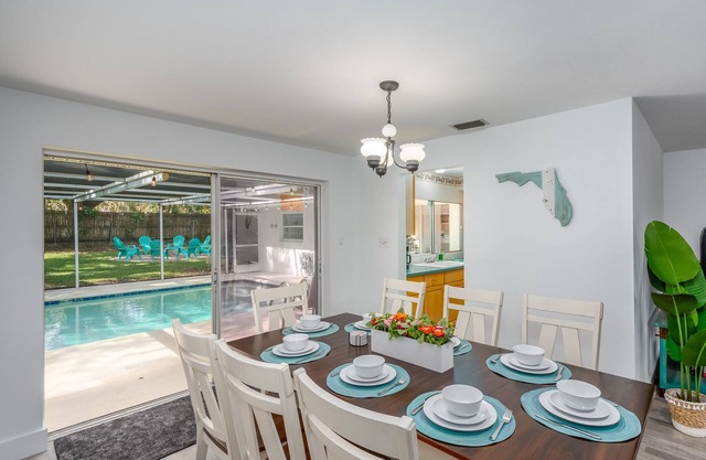 Lovely home! HEATED pool, firepit, 2 King beds ~ 15 mins to Clearwater Beach!