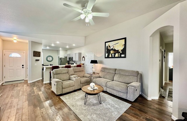 Perfect Reno Home for Local Events, 10 personnes