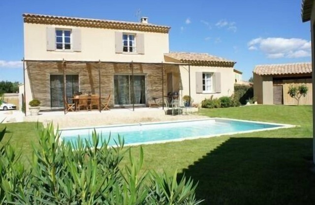 Jolie maison au porte du Luberon avec piscine privée