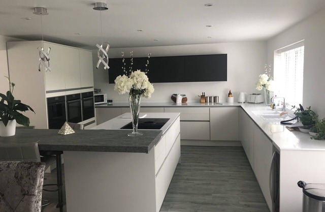 Lovely house in great location sleeps 6. ten mins walk to Cowbridge high street