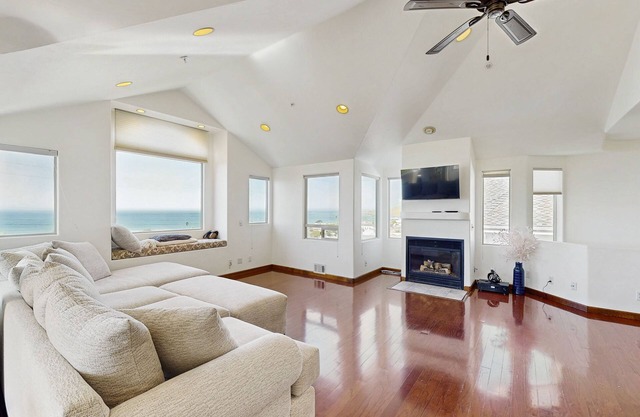 Lovely House w/Beautiful Ocean Views, Grill & Jetted Tub - Walk to Beach & Town