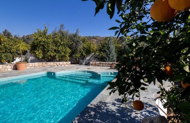 Belle maison avec piscine, jardin et vue
