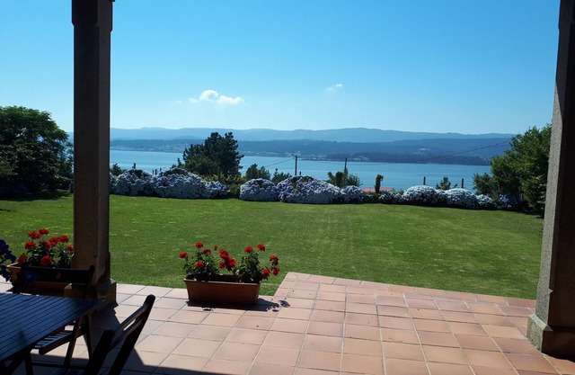 Traditionelle maison pierre, grande porte en bois face á la mer a perte de vue