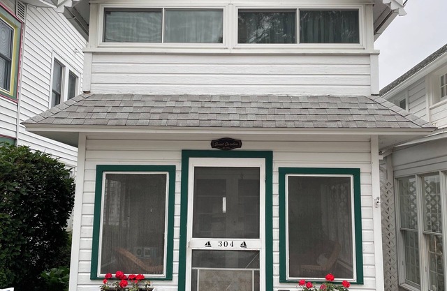 Lovely in-town Lakeside cottage with WiFi, 3 bedrooms for a relaxing getaway