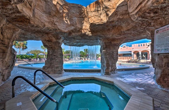 Lovely Lady Lake Home with Resort Amenities and Lanai!