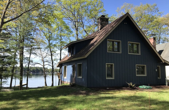 Belle cabane en rondins au bord du lac sur Eight Point Lake. Détendez-vous ou amusez-vous dans le lac!