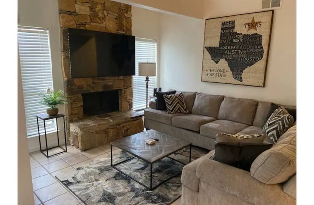 Lovely Laredo Condo Great location !!