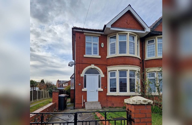 Lovely, Large 3 - Bedroom House in Preston