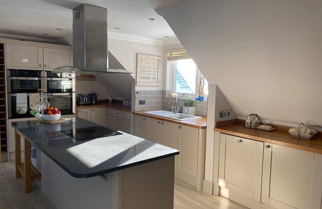 Lovely Large Modern Apartment Near Canterbury
