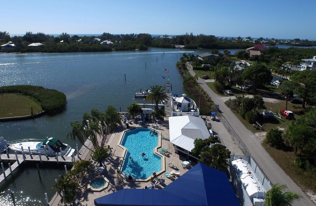 Ce super petit condo charmant a une vue magnifique sur la voie navigable! A1113MB