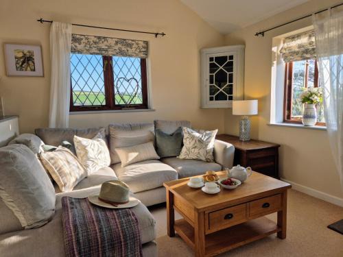 Lovely Little Garden Cottage, Tamar Valley, Cornwall