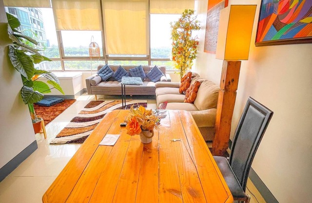 Lovely Loft in BGC with Golf & Sunset View