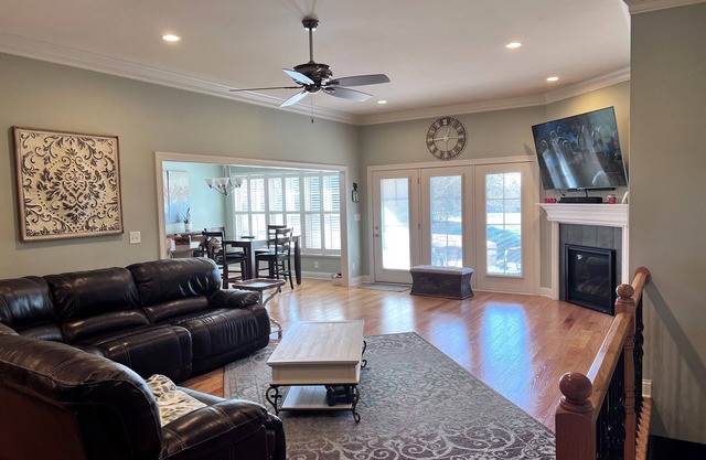Lovely Louisville home w/pool! 3 bdrm & 3 bath