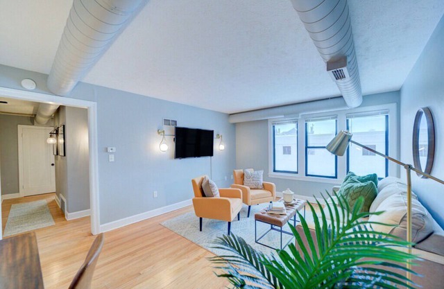 Lovely Mid-Century Modern - Apt B