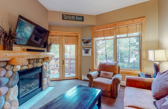 Lovely mountain condo with balcony, hot tub, fireplace, & easy access to lifts