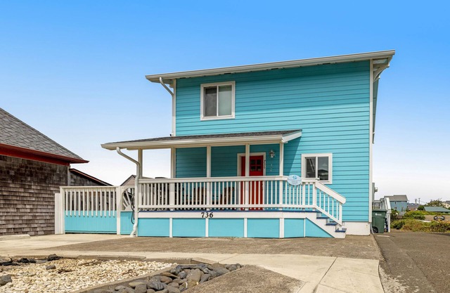 Lovely ocean-view cottage next to Nye Beach access - EV charger on-site