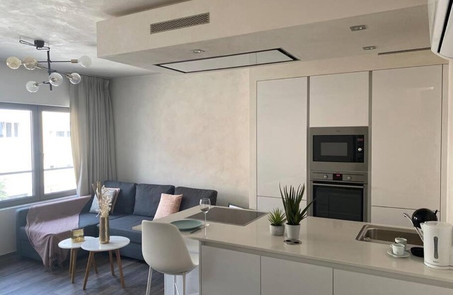Lovely One Bedroom Apartment in City Center with Parking, near Public Transport