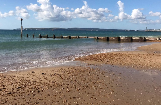 Lovely one bedroom, ground floor apartment just 100m from the beach