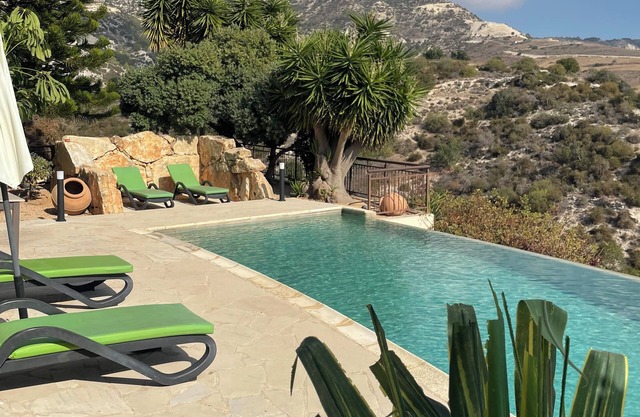 Lovely Peyia Villa. Wifi, Private Pool, full TV package. Village / beach nearby