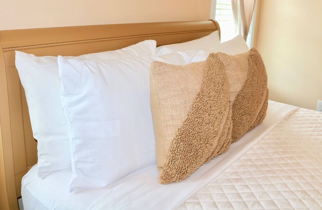 Lovely room with Big Roku TV Near Ft Bragg/Liberty Pet-Friendly