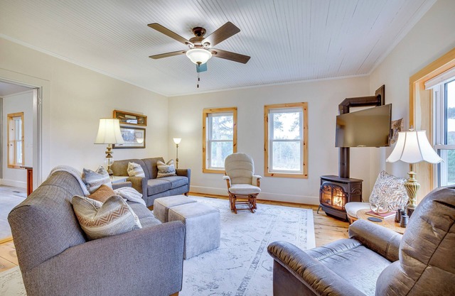 Lovely Rural Hixton Farmhouse w/ Porch & Fire Pit!