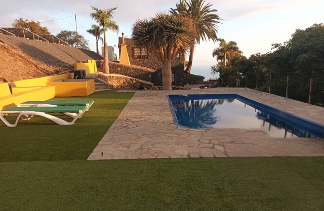 Grande maison sur une ferme entre bananiers et avocatiers
