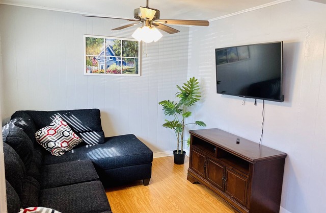Lovely Beach Home - 3 Min Walk to Beach & Bay - Fully Renovated
