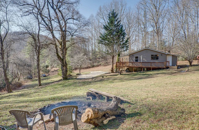 Lovely Smoky Mountain Cottage w/ Deck + Views!