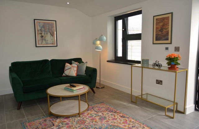 Lovely & Spacious 2-Bedroom Apartment with Balcony and Free Parking
