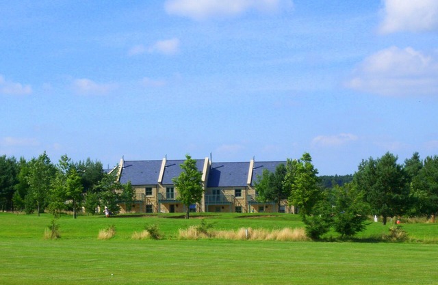 Belle maison en pierre surplombant le joli parc de Burgham