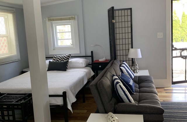 Studio Cottage -Great location inside Lakeside gates