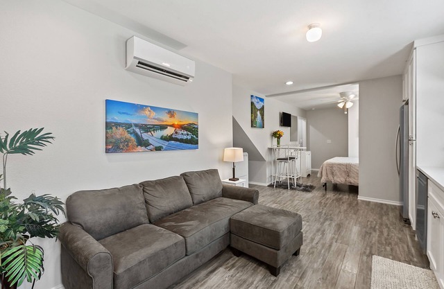 Lovely studio in HEART of SOCO! 1 block to the action!