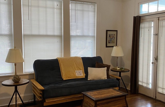 Lovely Studio, Private Entrance, Porch, & Parking