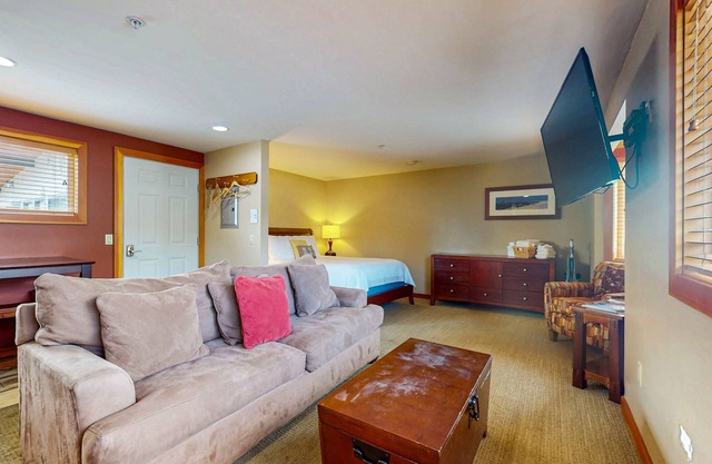 Studio condo directement sur le lac w / piscine partagée et barbecue privé