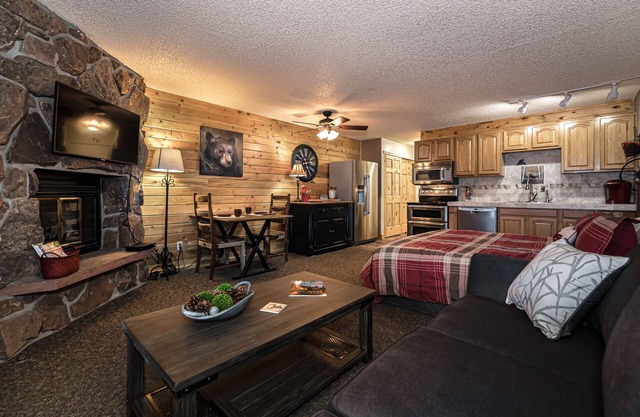 Escapade à Granby! Beau studio avec vue sur l'étang et la montagne!