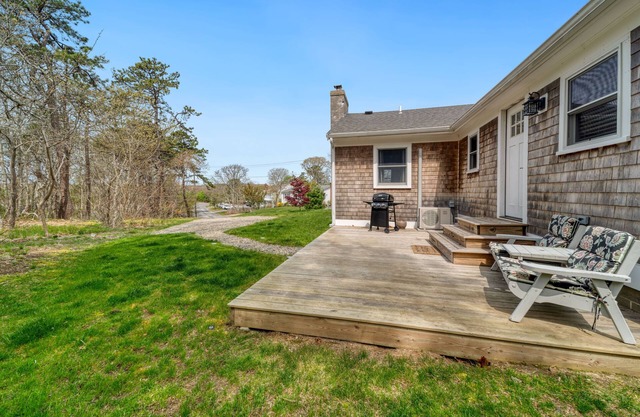 Lovely Studio with Full Kitchen + Private Deck!