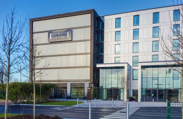 Lovely Suite 5 Mins from Heathrow Airport | Business Centre On-Site + Free Wi-Fi