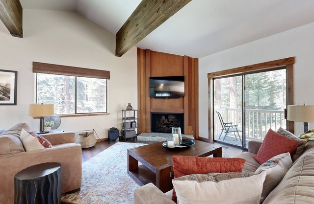 Lovely townhome with fireplace & balcony - walk to the Hyatt Regency Resort